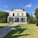 MAISON FAMILIALE AVEC JARDIN ET GARAGES