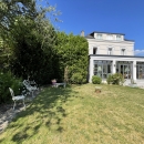 MAISON FAMILIALE AVEC JARDIN ET GARAGES