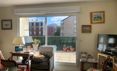 Proche Clinique Mathilde appartement avec terrasse