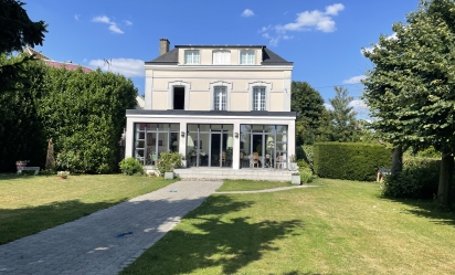 MAISON FAMILIALE AVEC JARDIN ET GARAGES