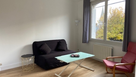 A LOUER studio meublé prox fac de DROIT 