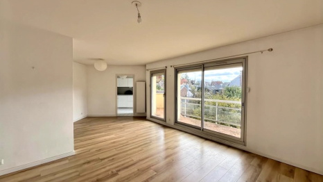 APPARTEMENT AVEC BALCON ET PARKING 