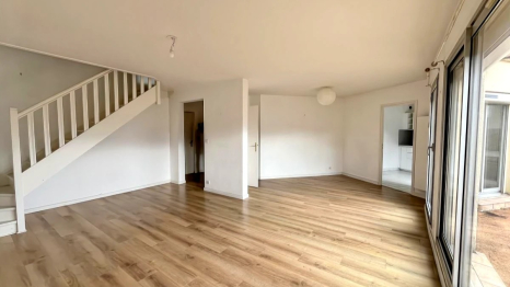 APPARTEMENT AVEC BALCON ET PARKING 