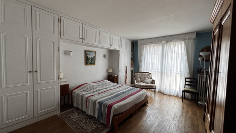 APPARTEMENT AVEC BALCON ET PARKING CENTRE VILLE