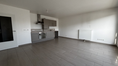APPARTEMENT AVEC BALCON ET STATIONNEMENT