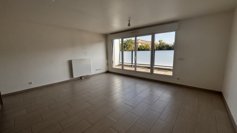 APPARTEMENT AVEC BALCON ET STATIONNEMENT