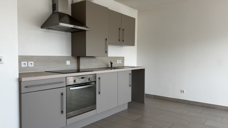 APPARTEMENT AVEC BALCON ET STATIONNEMENT