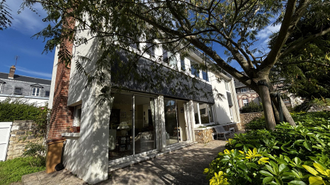MAISON DE VILLE AVEC JARDIN ET GARAGE