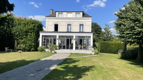 MAISON FAMILIALE AVEC JARDIN ET GARAGES
