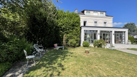 MAISON FAMILIALE AVEC JARDIN ET GARAGES