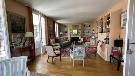 MAISON FAMILIALE AVEC JARDIN ET GARAGES