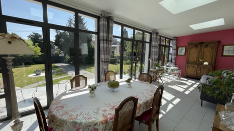 MAISON FAMILIALE AVEC JARDIN ET GARAGES